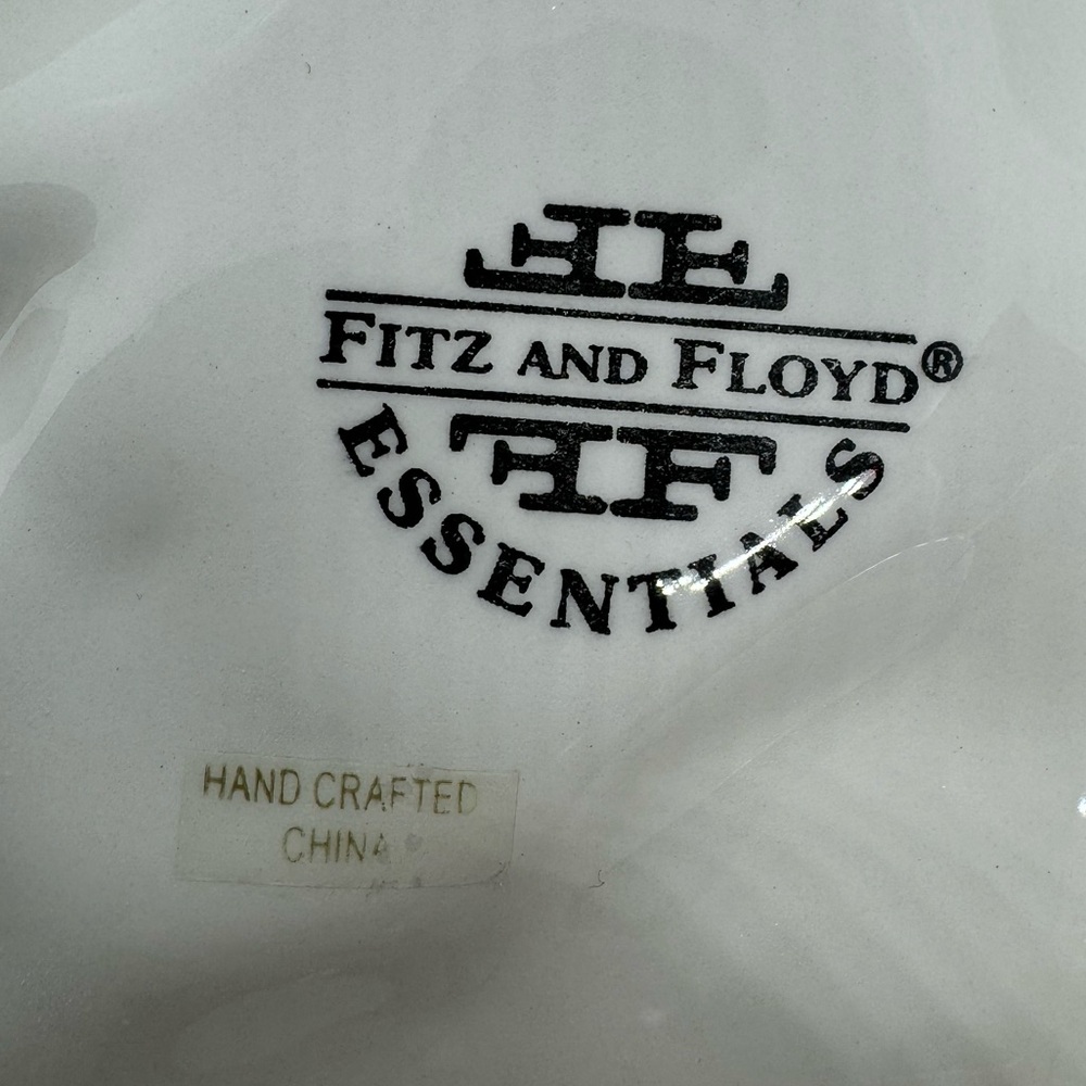 Fitz & Floyd Essentials Hand Painted Ceramic Plate Depicting Cat & Ornaments - Picture 5 of 5